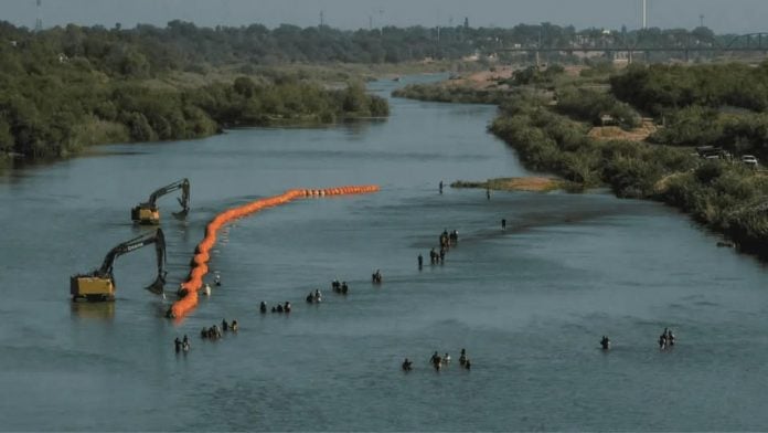 Estados Unidos instala boyas esféricas en el río Bravo frente a Nuevo Laredo