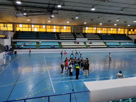 Partido de futsal en cancha techada