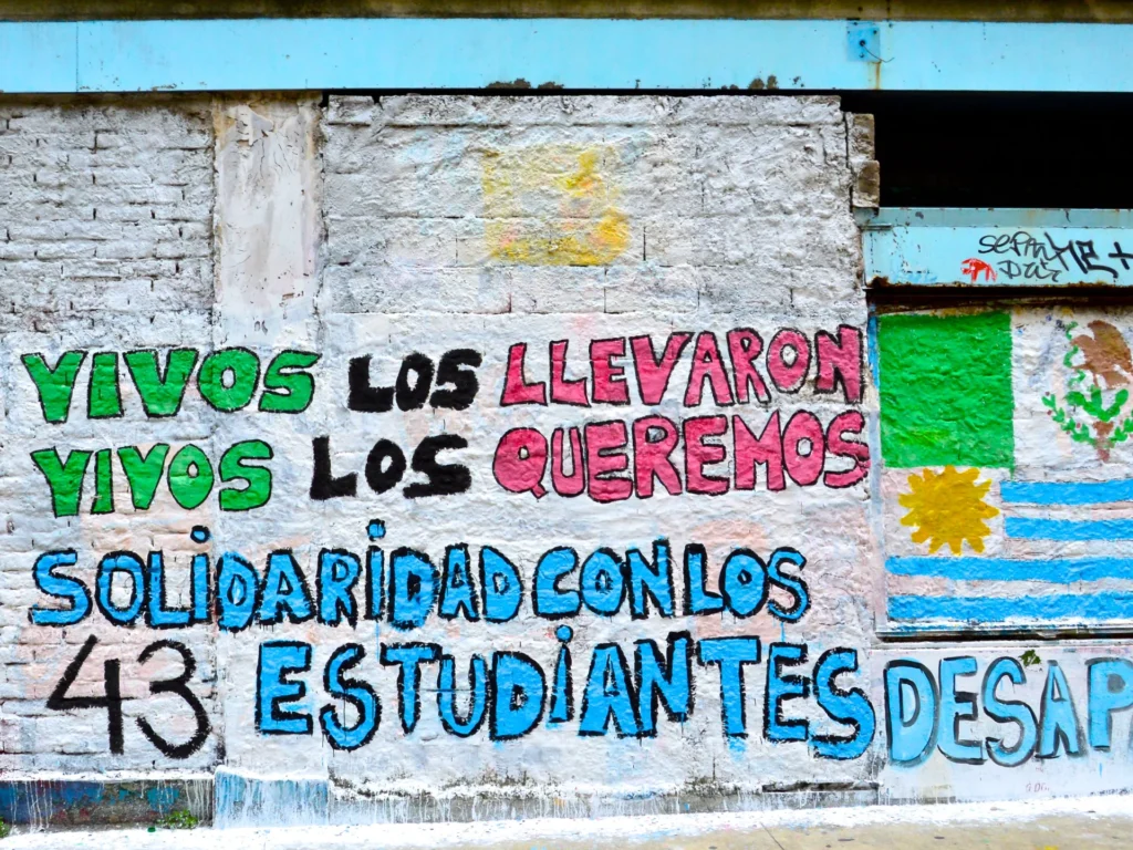 Estudiantes de Ayotzinapa se apropian de autobuses en la Autopista del Sol