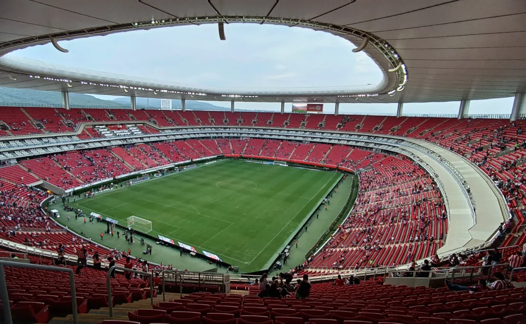 Chivas derrota a Pumas 3-0 y mantiene su racha invicta