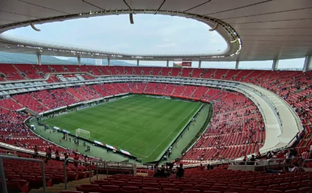 Chivas expulsa a dos aficionadas por gritos discriminatorios en el Estadio Akron Chivas expulsa a dos aficionadas por gritos discriminatorios en el Estadio Akron