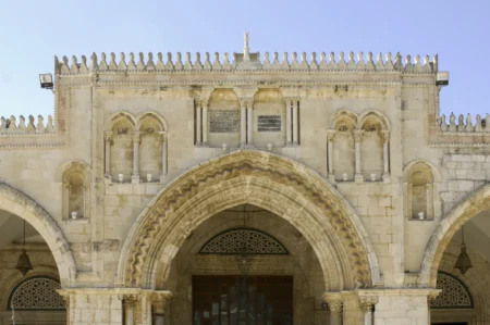 Unos 458 colonos israelíes irrumpen de nuevo en la mezquita de Al Aqsa en Jerusalén Este