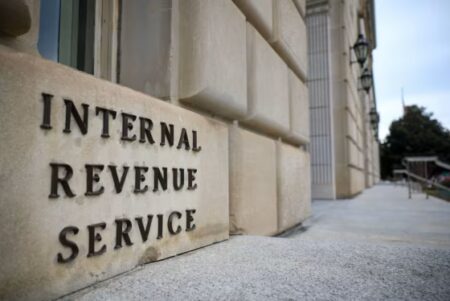 El IRS propone pedir a los contribuyentes revelar su ciudadanía al presentar la declaración