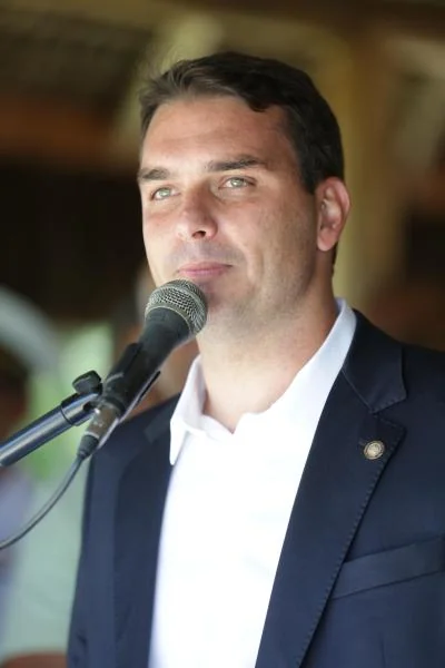 Estados Unidos otorgará visas a Flávio Bolsonaro y su familia pese a pasaportes cancelados